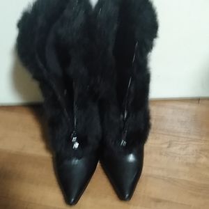 Black boots w zipper n the front